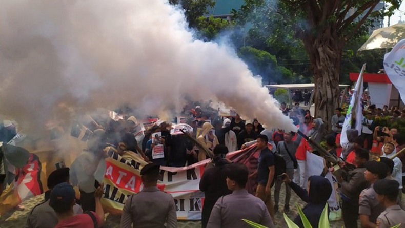 Demonstrasi di Depan Gedung KPK, Massa Aksi Semprotkan Asap Fogging