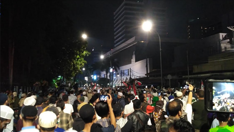 Polisi Lontarkan Gas Air Mata, Massa Bertahan di Sekitar Bawaslu