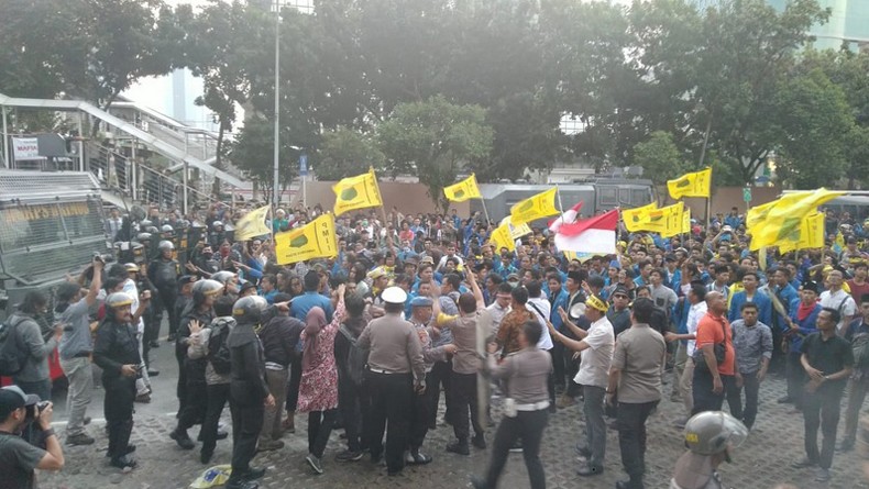 Polisi Pukul Mundur Massa di Depan Gedung KPK, Situasi Kembali Kondusif