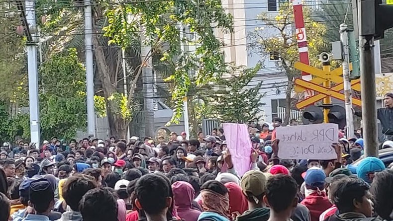Adang Demonstran, Polisi Bentuk Barikade di Belakang Gedung DPR