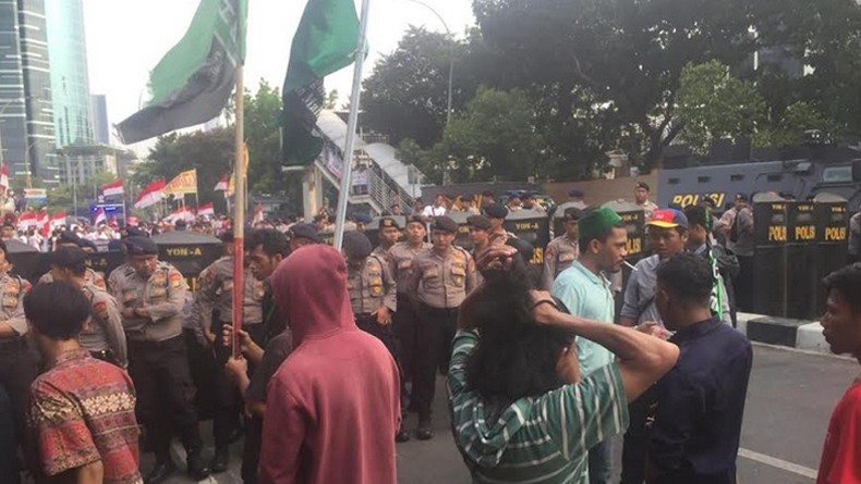 Demo Dua Kelompok Massa di Depan Gedung KPK Memanas, Polisi Bentuk Barikade