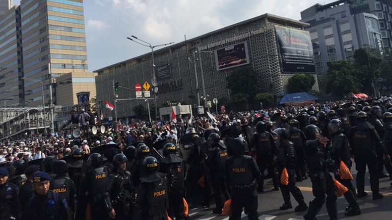 Demo di Bawaslu Memanas, Polisi Siagakan Kendaraan Taktis
