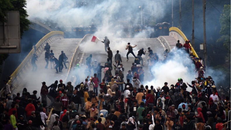 Polisi dengan Peralatan Lengkap Pagi Ini Masih Siaga di Persimpangan Slipi