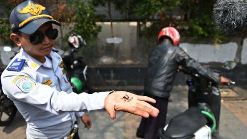 Penindakan Pelanggaran Jalur Sepeda, 12 Personel Gabungan Siaga di Tomang Raya