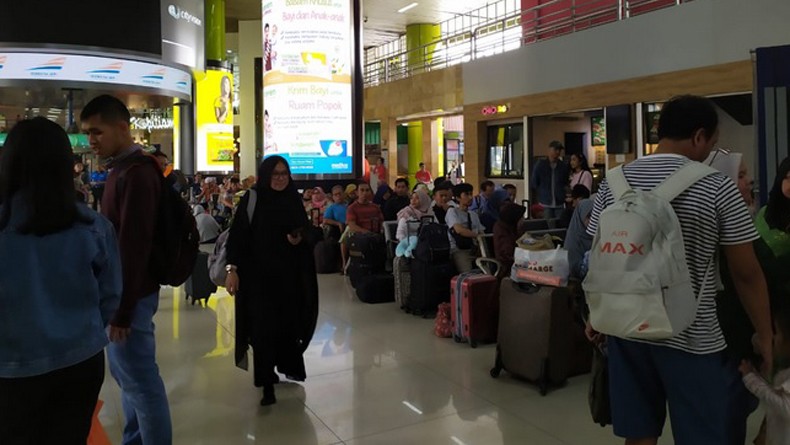 H-1 Lebaran, Stasiun Gambir Masih Ramai Pemudik