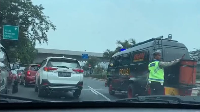 Polisi Dalami Motif Pria Pelempar Tas yang Bikin Heboh di Jalan Gatot Soebroto