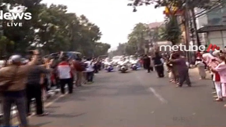 Masyarakat Antusias Saksikan Iringan Jenazah BJ Habibie Menuju TMPN Kalibata