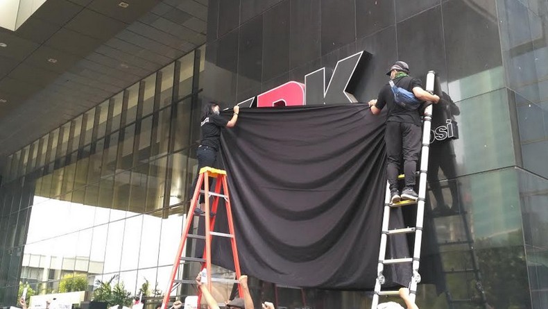 Logo Gedung KPK Ditutup Kain Berwarna Hitam