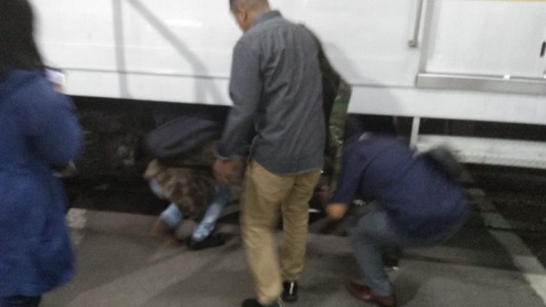 Imbas Tawuran di Manggarai, Penumpang Terobos Kolong KRL Takut Ketinggalan Kereta