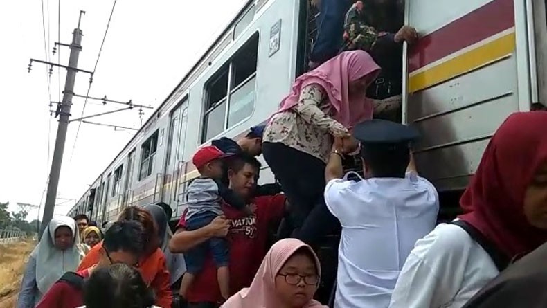 Suasana Penumpang KRL Antre Turun di Tengah Perjalanan karena Listrik Padam