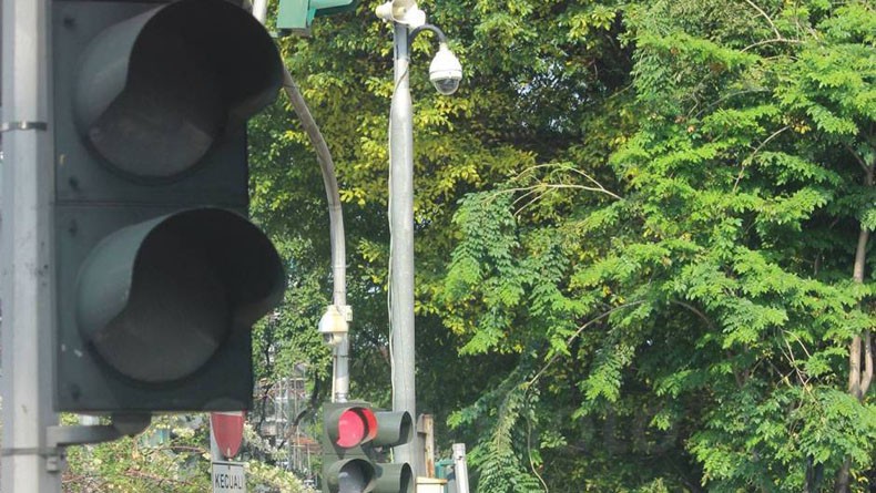Lampu Lalu Lintas Belum Normal, Warga Tangerang Bantu Atur Arus Kendaraan