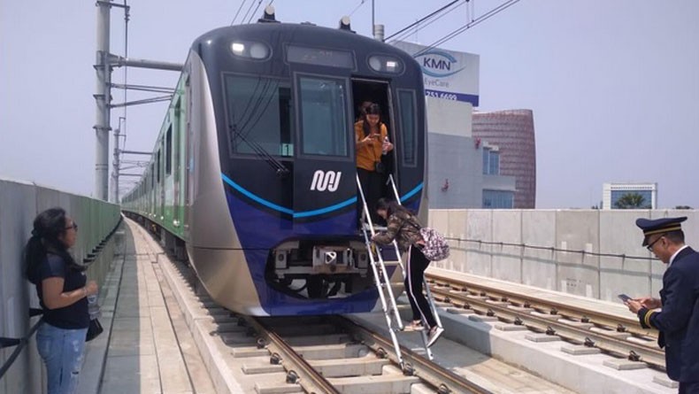 Kereta MRT Terhenti karena Listrik Padam, Pintu Dibuka Manual untuk Evakuasi