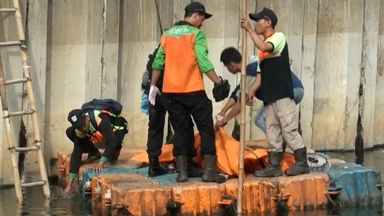 Mayat Bertato Mengambang di Kali Blandongan Tambora, Diduga Korban Pembunuhan