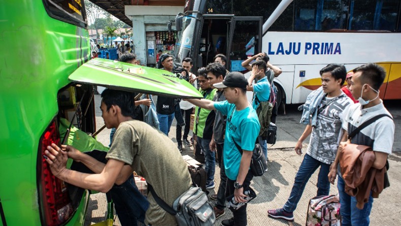 H+5 Lebaran, Masih Banyak Warga yang Berangkat Mudik di Terminal Kalideres