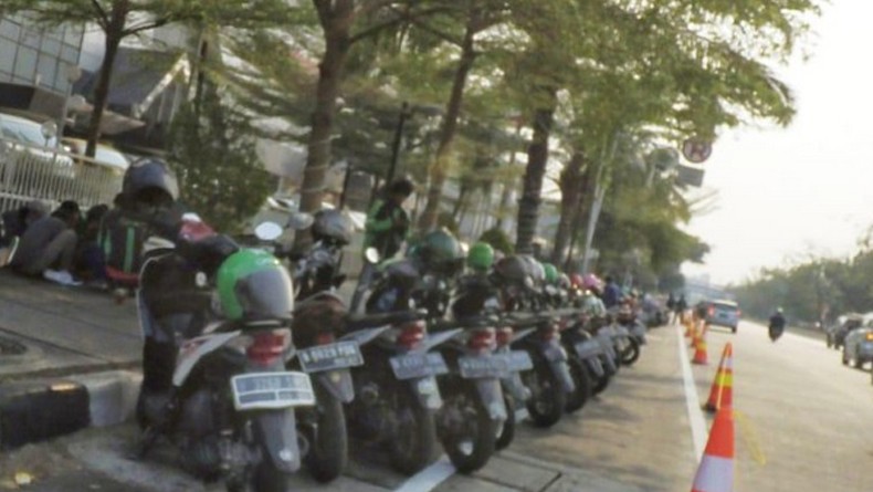 Belum Sepekan Anies Uji Coba, Jalur Khusus Sepeda Jadi Parkiran Ojek Online
