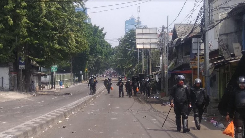 Polisi Pecah Konsentrasi Massa di Kawasan Petamburan