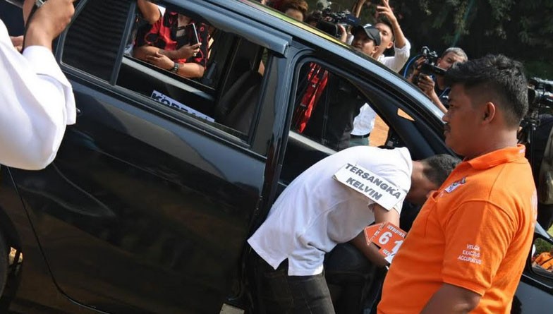 Rekonstruksi Pembunuhan Suami dan Anak Peragakan saat Membuang dan Bakar Korban