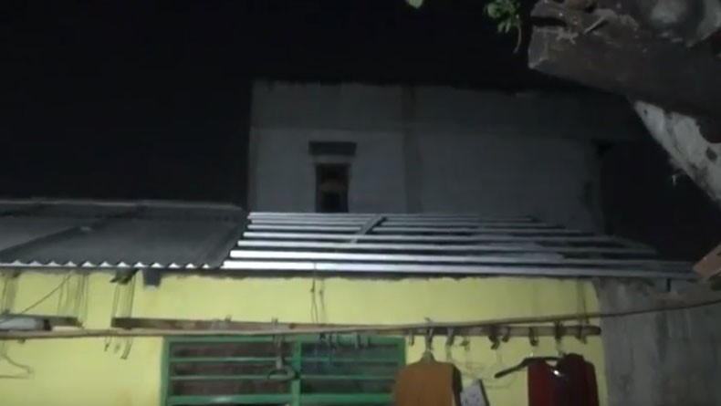 Hujan Deras Disertai Angin Kencang Rusak Rumah Warga di Bekasi