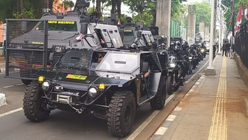 Kendaraan Taktis dan Personel TNI Bersenjata Lengkap Siaga di Sekitar Gedung MPR