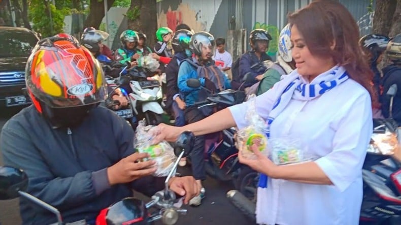 Kartini Perindo Bagikan Takjil kepada Pengendara di Jalan Diponegoro