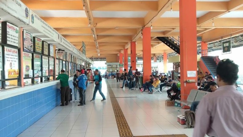 Jumlah Pemudik H-1 Lebaran di Terminal Kampung Rambutan Menurun