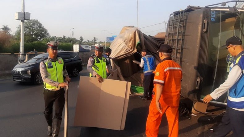 Truk Bermuatan Karton Terguling di KM 1.600 A Cawang Arah Jatibening, Lalu Lintas Padat