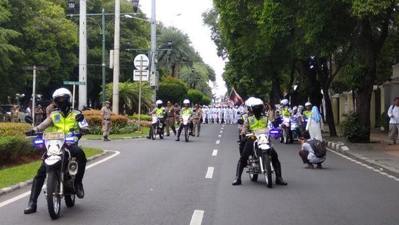 Massa Aksi Damai FUI Tuntut Pemilu Jurdil Putihkan Sekitar Kantor KPU
