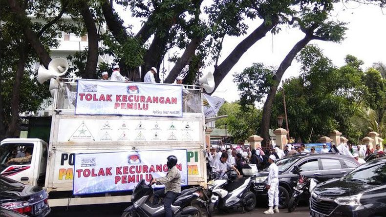 Polisi Buat Sekat antara Massa Aksi FUI dan MJI di Depan KPU