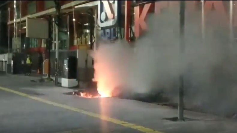 Warga Kramat Jakarta Pusat Panik Ada Semburan Api dari Kabel Milik Telkom