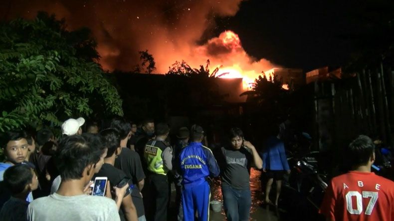 Kebakaran Dini Hari di Jelambar, 34 Damkar Dikerahkan