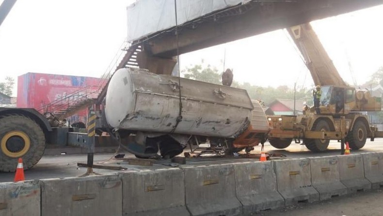 Proses Evakuasi Truk Terguling di Tol Cikampek Gunakan 2 Alat Berat