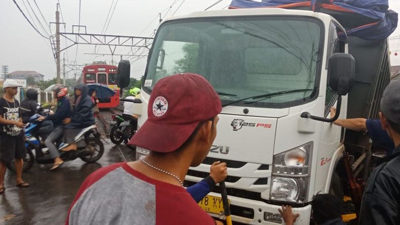 Penguraian Antrean KRL Dilakukan Usai Evakuasi Truk Anjlok di Citayam