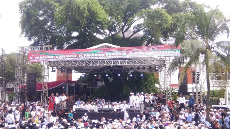 Massa Pendukung Berdatangan ke Rumah Prabowo untuk Doa Bersama