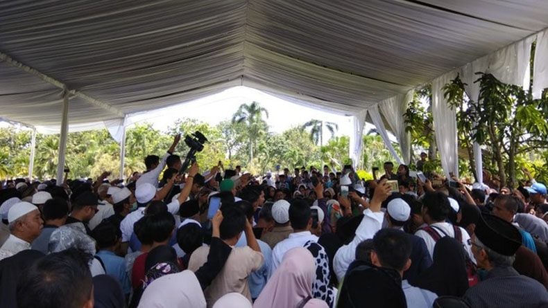 Lokasi Makam Dian Al Mahri di Taman Depan Masjid Kubah Emas