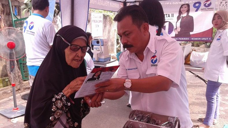 Nenek Mardiah Antusias Periksa Mata Gratis yang Digelar Perindo