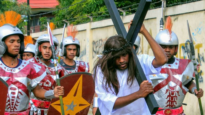 Jumat Agung, Pemuda Gereja Katedral Tampilkan Jalan Salib