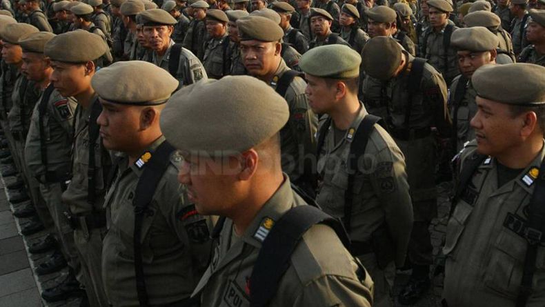 Ular Sanca 2 Meter Ditangkap Satpol PP saat Patroli PSBB di Margonda Depok