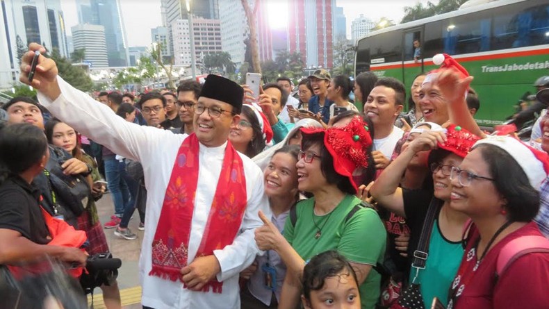 Momen Anies Foto Bersama Warga saat Kunjungi Hari Terakhir Christmas Carol di Sudirman