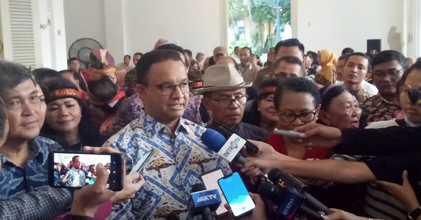Ramadan Tiba, Anies Salat Tarawih Pertama Bersama Keluarga di Rumah