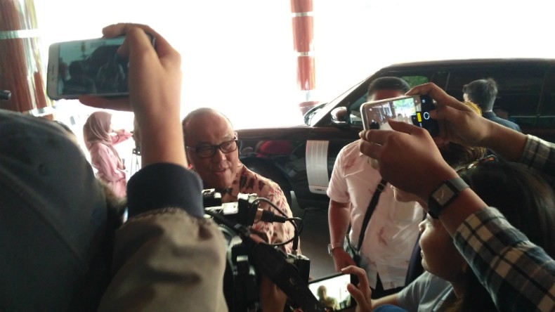 Aburizal Bakrie Jenguk Wiranto di RSPAD Gatot Soebroto