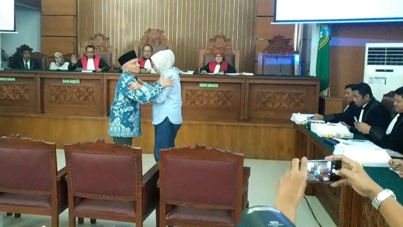 Peluk Amien Rais di Depan Hakim, Ratna: Saya Minta Maaf