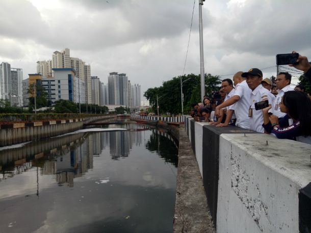 Anies Sebut Limbah Detergen Rumah Tangga Sebabkan Kali Item Penuh Busa