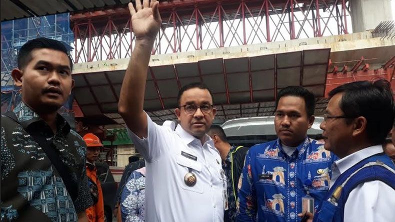 Pantau Titik Banjir, Anies Temukan Pilar LRT Tutupi Saluran Air