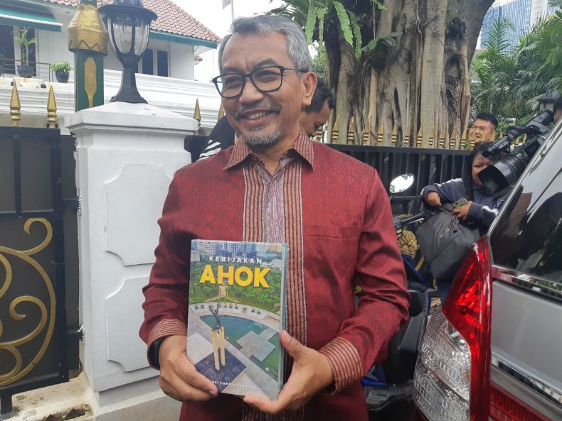 Cawagub Ahmad Syaikhu Dapat Buku Kebijakan Ahok dari Ketua DPRD DKI