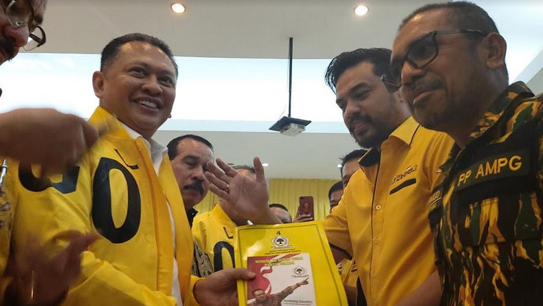 Bamsoet Serahkan Formulir Pendaftaran Calon Ketua Umum Golkar 2019-2024