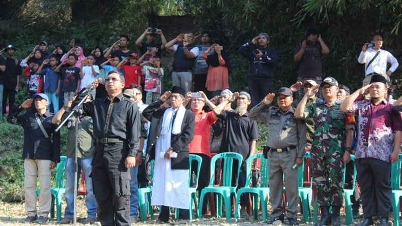 Relawan Bela Alam Gelar Upacara HUT RI di Tepi Sungai Cileungsi yang Tercemar