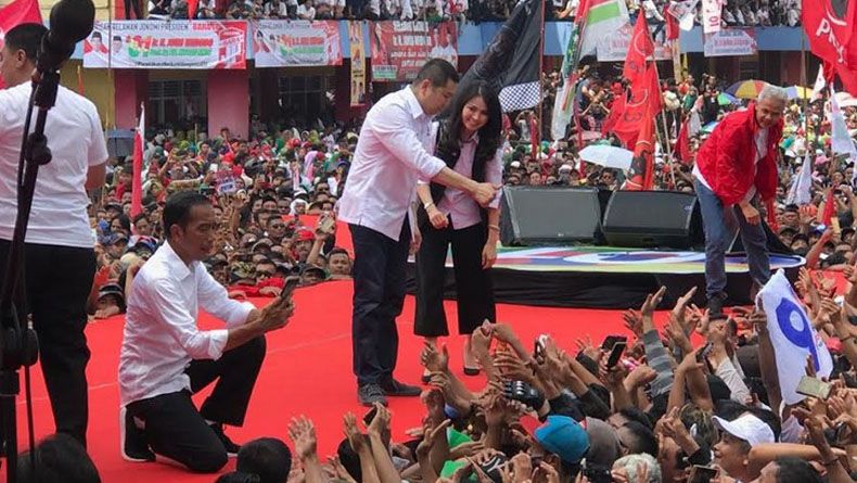 HT dan Istri Jalan Kaki 1 KM Tembus Massa Kampanye Jokowi di Banyumas