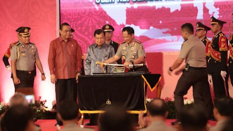 Akhir Masa Jabatan, Wapres Jusuf Kalla Dihadiahi Lukisan dan Pedang Pati Polri