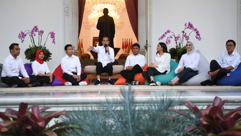 Jokowi Perkenalkan 7 Stafsus Presiden dari Kalangan Muda
