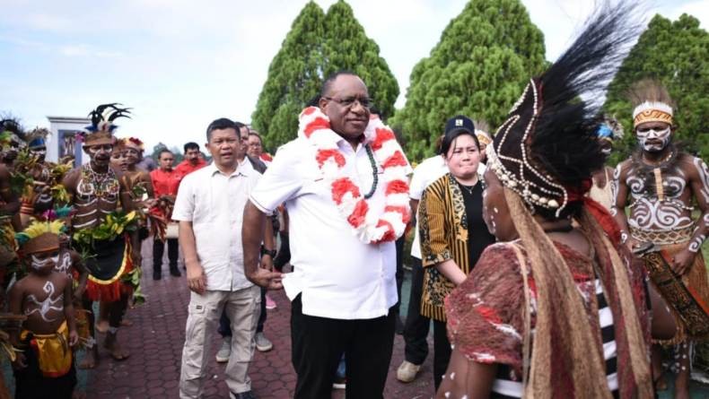 Staf PUPR Diserang Panah, Wamen Wempi Minta Pembangunan Infrastruktur Papua Didukung